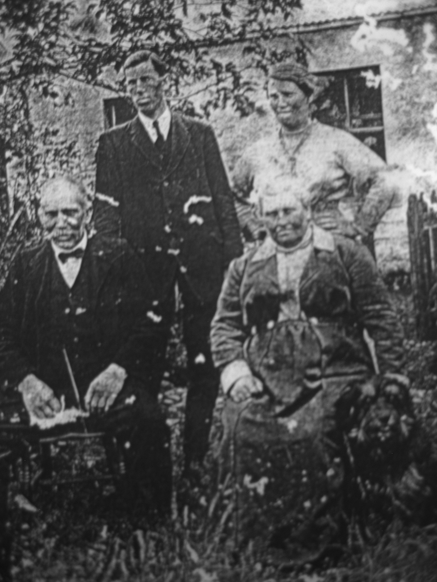 Photo of photos/John McLennan 1855-1938 wife Hannah, ch George and Margaret Scotland